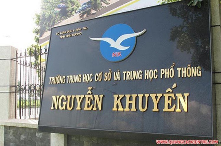 Biển hiệu trường THPT Nguyễn Khuyến