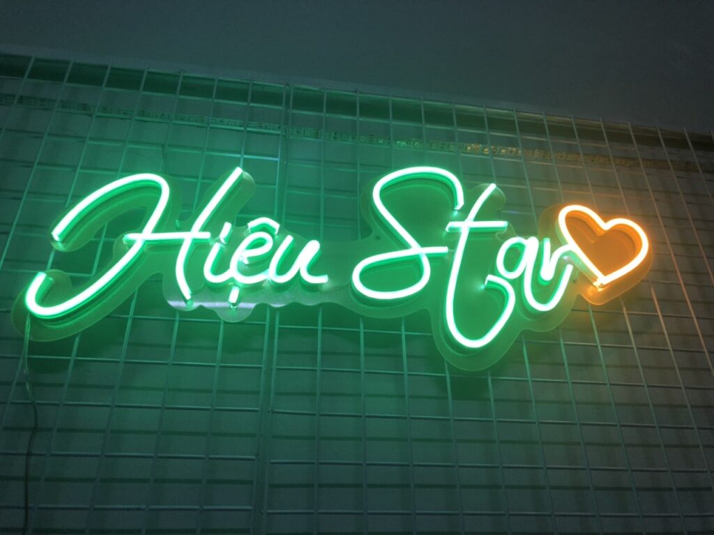 logo chữ nổi đèn led neon livestream